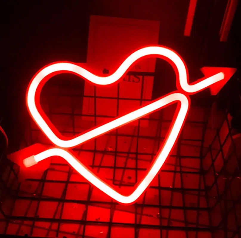 SNL-017R – Small Neon Hanging Light – Heart & Arrow Red